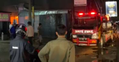 TOKO SEMBAKO NYARIS LUDES TERBAKAR, DAMKARMAT POSKO JATIAGUNG BERHASIL PADAMKAN API