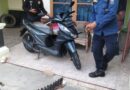 ANGGOTA DAMKAR LAMPUNG SELATAN EVAKUASI GEMBOK MOTOR YANG RUSAK