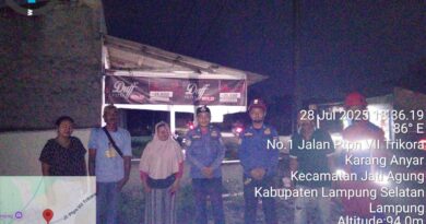 DAMKAR LAMPUNG SELATAN PADAMKAN KEBAKARAN BOX TIANG WIFI DI DESA KARANG ANYAR