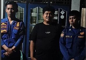 SARANG TAWON VESPA YANG MERESAHKAN WARGA PASURUAN BERHASIL DI EVAKUASI ANGGOTA DAMKAR LAMPUNG SELATAN
