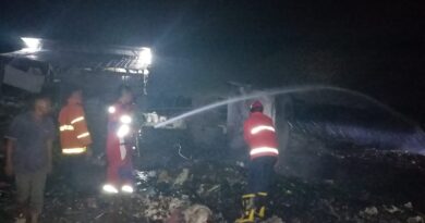 KEBAKARAN PENGEPUL RONGSOK DI BRANTI RAYA BERHASIL DI PADAMKAN DAMKAR LAMPUNG SELATAN