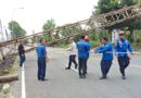DAMKAR DAN TIM GABUNGAN EVAKUASI BALIHO RAPUH DI JALINSUM KALIANDA