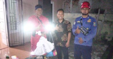 SARANG TAWON VESPA YANG MERESAHKAN WARGA HAJIMENA BERHASIL DI EVAKUASI ANGGOTA DAMKAR LAMPUNG SELATAN