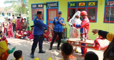 EDUKASI DINI DAMKAR DI RA AL-MA’ARIF KECAMATAN TANJUNG BINTANG