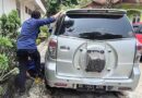 ANGGOTA DAMKAR LAMPUNG SELATAN BERHASIL MENGGANTI BAN SEREP MOBIL MINIBUS MILIK WARGA KALIANDA