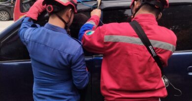 TIM RESCUE DAMKAR LAMPUNG SELATAN EVAKUASI KUNCI MOBIL YANG TERTINGGAL DI DALAM KENDARAAN