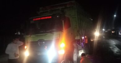 EVAKUASI MOBIL DUMP TRUCK YANG TERSANGKUT TROTOAR PEMBATAS JALAN DI JALINSUM NATAR