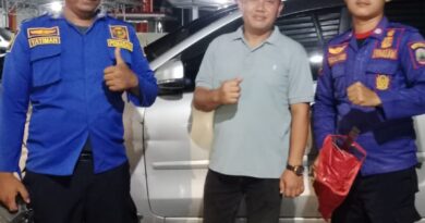 TIM RESCUE DAMKAR LAMPUNG SELATAN EVAKUASI KUNCI MOBIL YANG TERTINGGAL DI DALAM KENDARAAN