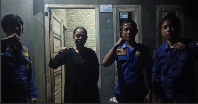 SARANG TAWON VESPA YANG MERESAHKAN WARGA SUMUR KUMBANG BERHASIL DI EVAKUASI ANGGOTA DAMKAR LAMPUNG SELATAN