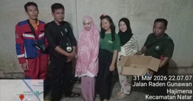 DAMKAR LAMPUNG SELATAN EVAKUASI KUCING YANG MELAHIRKAN DI ATAS PLAFON RUMAH WARGA NATAR