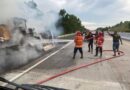 TIM FIRE RESCUE DAMKAR LAMPUNG SELATAN MELAKSANAKAN PEMADAMAN KEBAKARAN MOBIL DEREK YANG TERBAKAR DI TOL BAKTER KM 6