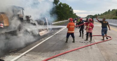 TIM FIRE RESCUE DAMKAR LAMPUNG SELATAN MELAKSANAKAN PEMADAMAN KEBAKARAN MOBIL DEREK YANG TERBAKAR DI TOL BAKTER KM 6