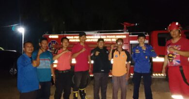 Damkar Lampung Selatan Bersama Masyarakat Padamkan Kebakaran Lahan di Desa Maja